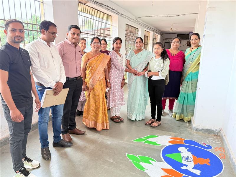 महाविद्यालय में तिरंगा रंगोली और तिरंगा राखी प्रतियोगिता का आयोजन किया गया