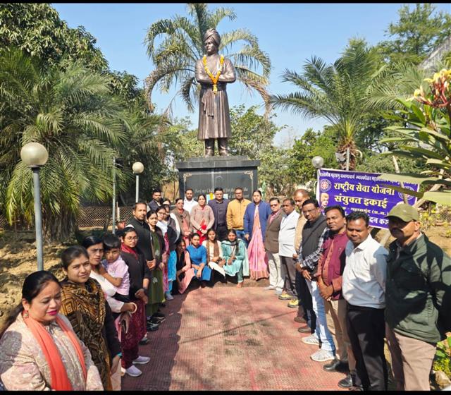 12 जनवरी युवा दिवस के उपलक्ष्य मेॅ महाविद्यालय प्रांगण के विवेकानंद उद्यान में स्वामी विवेकानंद जी की प्रतिमा में माल्यार्पण का कार्यक्रम आयोजित