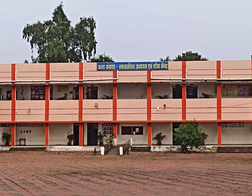 संविधान दिवस के अवसर पर प्रस्तावना पठन है इस हेतु समस्त अधिकारी कर्मचारी गण